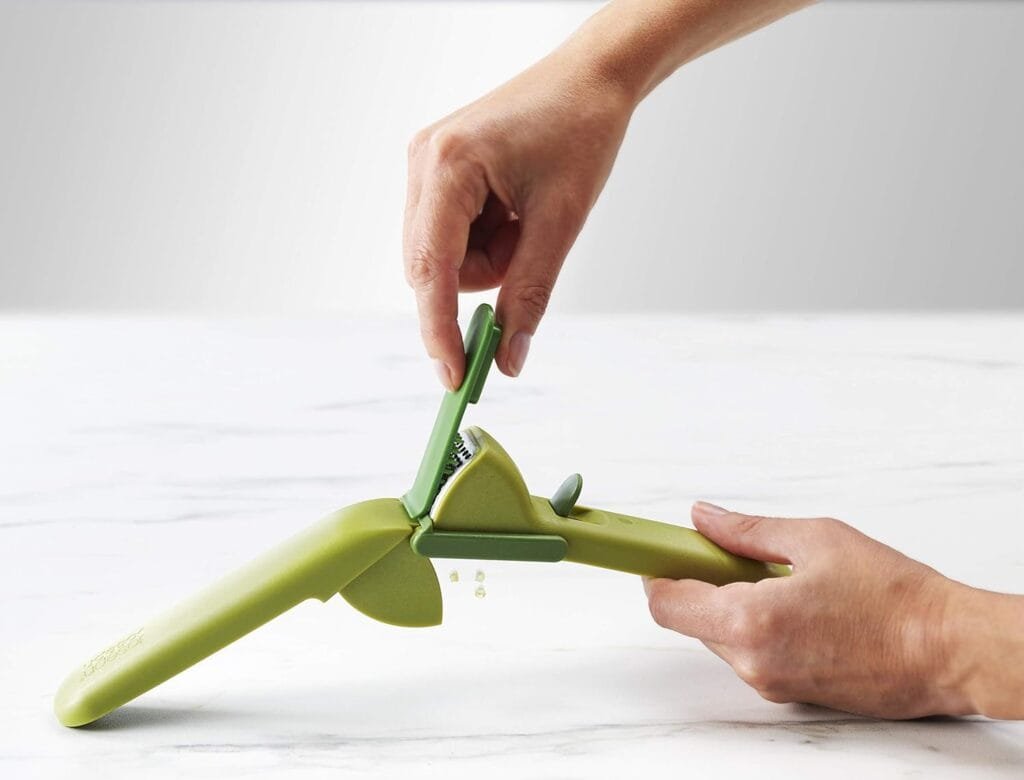 Joseph Joseph CleanForce Press Powerful, Squeeze, Easy Garlic Mincer with Trigger-Operated Wiper Blade and Handy Cleaning Tool, One Size, Green