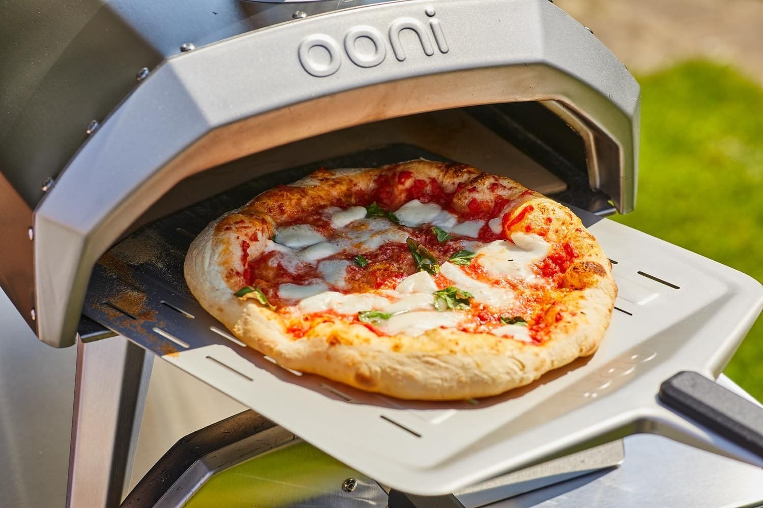 Ooni Karu 12 Multi-Fuel Outdoor Pizza Oven – Portable Wood Fired and Gas Pizza Oven – Outdoor Cooking Pizza Maker - Pizza Oven For Authentic Stone Baked Pizzas - Countertop Pizza Oven