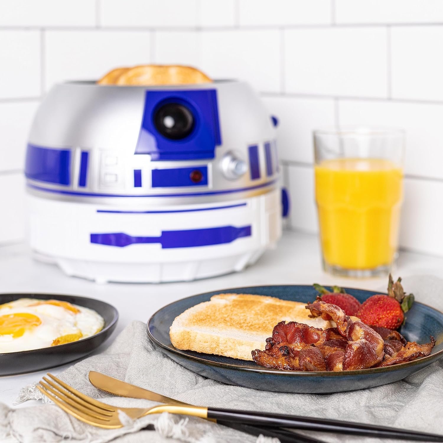 Uncanny Brands Star Wars R2D2 Deluxe Toaster - Lights-Up and Makes Sounds Like Artoo
